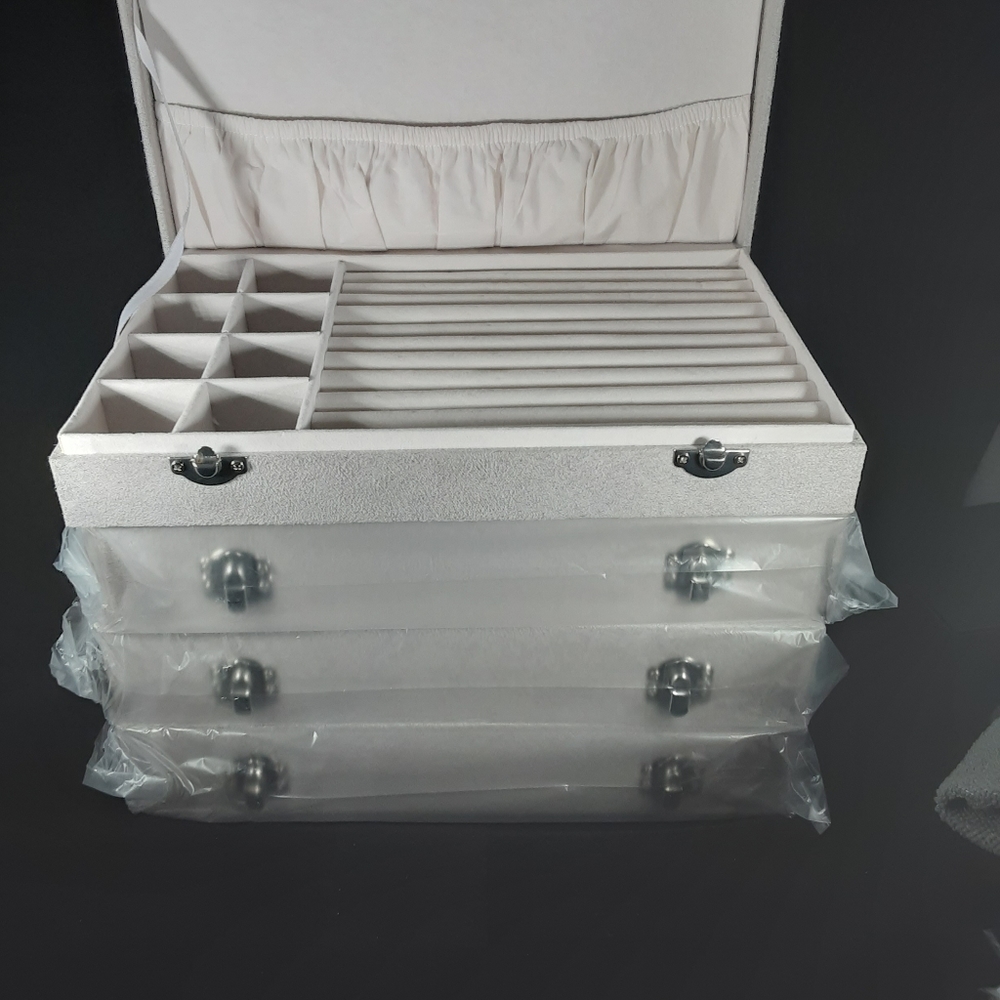 GRAY SUEDE JEWELRY BOX  NWB - Picture 8 of 8